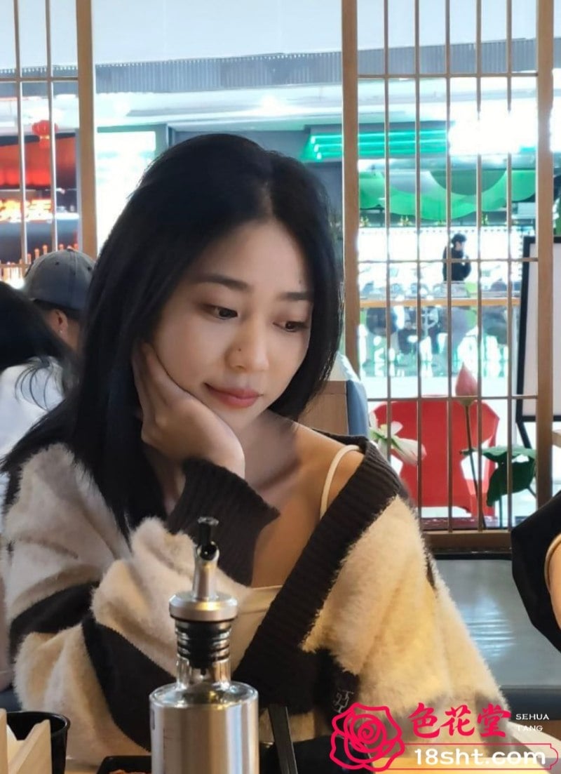 em học sinh bên ngoài lạnh lùng nhưng cưc dâm đãng